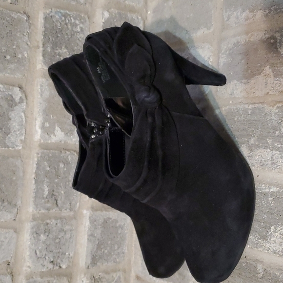 Me Too Black Heels Size 8 Leather Uppers Suade Feel Shoes Womens - Picture 3 of 12